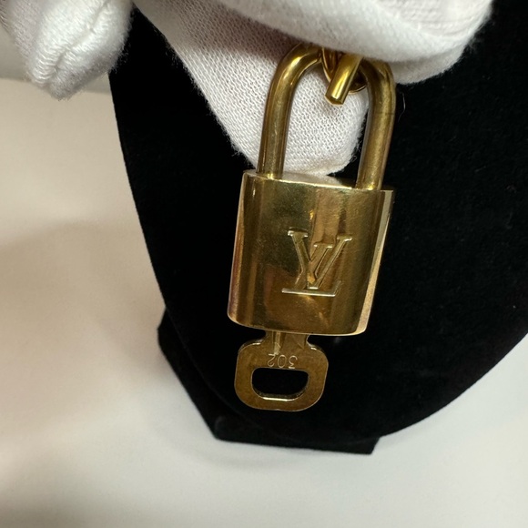 LOUIS VUITTON Lock & Key #302 - Picture 2 of 6